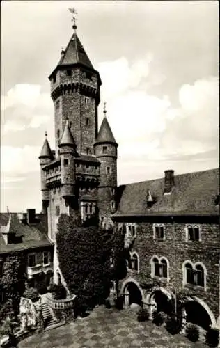 Ak Braunfels an der Lahn, Bergfried, Schlosshof