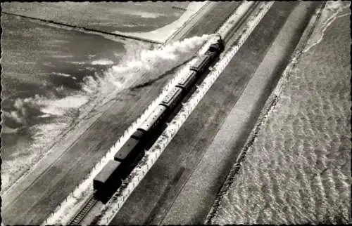 Ak Insel Sylt in Nordfriesland, D-Zug auf dem Hindenburgdamm, Eisenbahn, Fliegeraufnahme