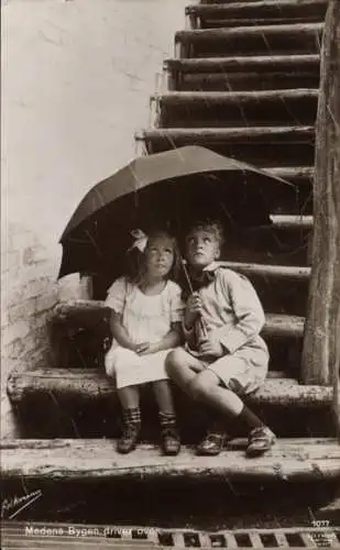 Ak Kinder sitzen unter einem Regenschirm, Regnerisches Wetter