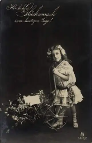 Ak Glückwunsch, Mädchen, Schubkarre, Blumen