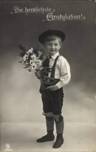 Ak Glückwunsch, Junge in Tracht, Blumen