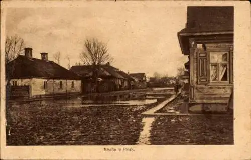 Ak Pinsk Weißrussland, Straßenansicht, Gebäude, Schlamm