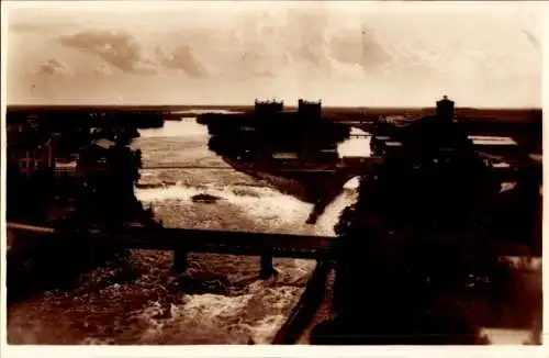 Ak Narva Narwa Estland, Gesamtansicht, Brücke, Fluss