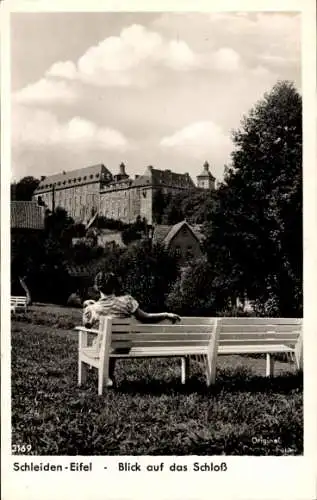 Ak Schleiden in der Eifel, Schloss, Frau, Sitzbank