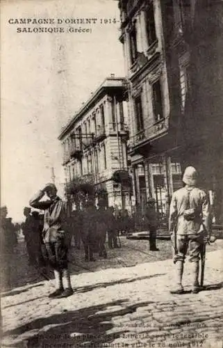 Ak Saloniki Thessaloniki Griechenland, Place de la Liberte 1917, Soldaten