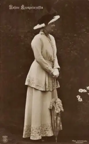 Ak Kronprinzessin Cecilie von Preußen, Standportrait mit Hut und Schirm, NPG 5329