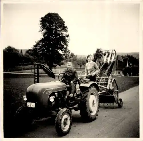 Foto Mann und Frau auf einem Traktor