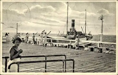 Ak Ostseebad Grömitz in Holstein, Landungsbrücke, abfahrender Dampfer