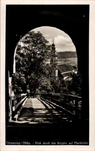 Ak Tittmoning in Oberbayern, Blick durch das Burgtor, Pfarrkirche