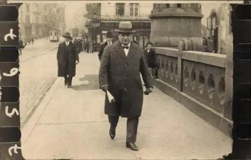 Foto Ak Frankreich, Straßenszene um 1935/37 Passanten, Straßenbahn