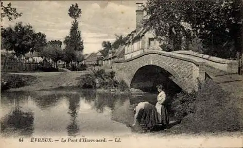 Ak Évreux Eure, Brücke Harrouard, Frauen am Wasser