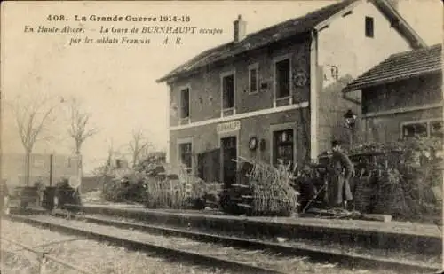 Ak Burnhaupt le Haut Oberburnhaupt Elsass Haut Rhin, Bahnhof, von französ. Soldaten besetzt, I.WK