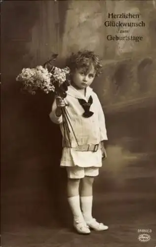 Ak Glückwunsch Geburtstag, Junge, Blumenstrauß