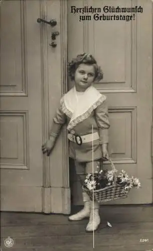 Ak Glückwunsch Geburtstag, Kind, Blumenkorb, Tür