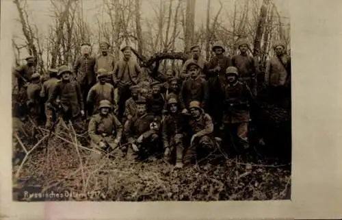 Ak Russisches Ostern im Jahr 1917, Deutsche Soldaten in Uniformen