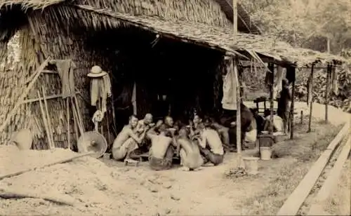 Foto Ak Indonesien, Männer beim Essen, Wohnhaus