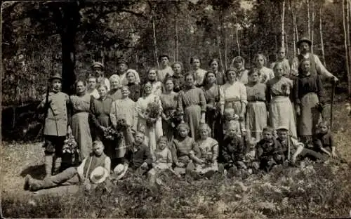 Foto Ak Menschen im Wald, Gruppenbild