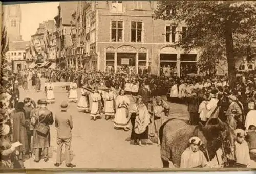 24 Ak Bruges Brügge Flandern Westflandern, Prozession von Saint Sang, im passenden Heft