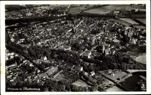 Ak Güstrow im Kreis Rostock, Fliegeraufnahme der Stadt, Klinke & Co. 16560