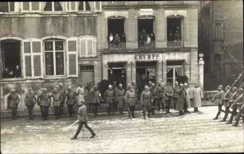 Foto Ak Deutsche Soldaten in Uniformen, Parade am Königs-Geburtstag 1915