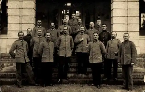 Foto Ak Deutsche Soldaten in Uniformen, Gruppenbild, Jahr 1918