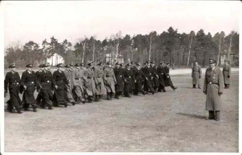 Foto Ak Kasernierte Volkspolizei, Polizisten in Uniformen, DDR