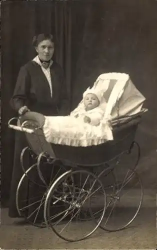 Foto Ak Frau mit Baby im Kinderwagen, Portrait