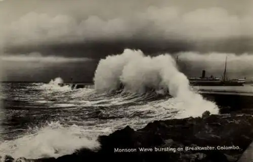 Ak Colombo Ceylon Sri Lanka, Monson-Welle bricht am Wellenbrecher im Hafen aus