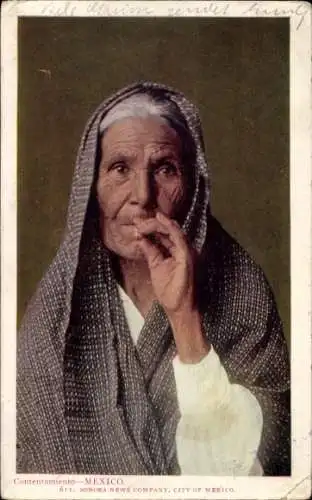 Ak Mexiko, alte Frau raucht Zigarette