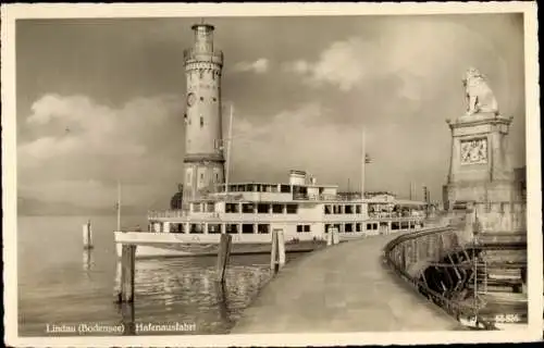 Ak Lindau am Bodensee Schwaben, Hafenausfahrt mit Löwe, Leuchtturm, Dampfer Deutschland