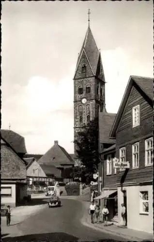 Ak Olsberg im Sauerland, Straßenpartie, Kirche