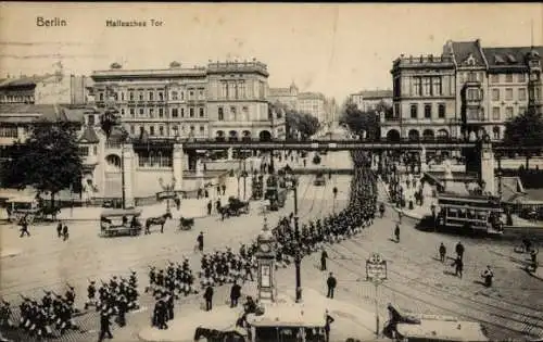 Ak Berlin Kreuzberg, Hallesches Tor, Soldatenkompanie, Straßenbahn, Kutsche