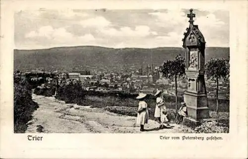Ak Trier an der Mosel, Teilansicht, Blick vom Petersberg, Denkmal, Kreuz