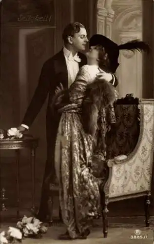 Ak Liebespaar, Mann umarmt seine Frau