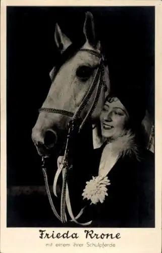 Ak Frieda Krone mit einem ihrer Schukpferde, Circus Krone