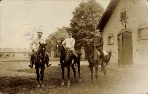 Foto Ak Darmstadt in Hessen, Deutsche Soldaten in Uniformen auf Pferden