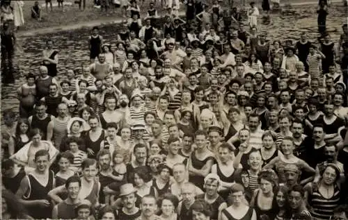 Foto Ak Berlin Zehlendorf Wannsee, Gruppenaufnahme im Familienbad, 1911