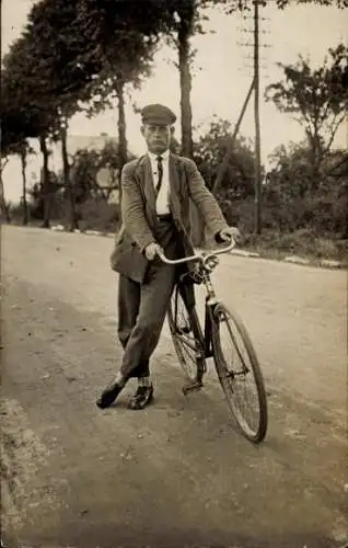 Foto Ak Mann mit Fahrrad, Portrait