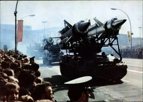 Ak Berlin Mitte, Ehrenparade der Nationalen Volksarmee