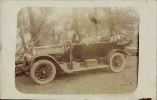 Foto Ak Personen in einem Automobil