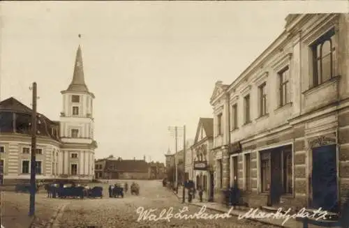 Foto Ak Valga Walk Livland Estland, Marktplatz, Kirche, Offizierkasino