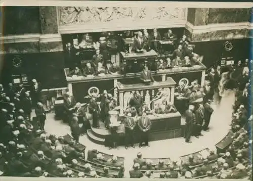 Foto Pierre Laval liest die Ministererklärung