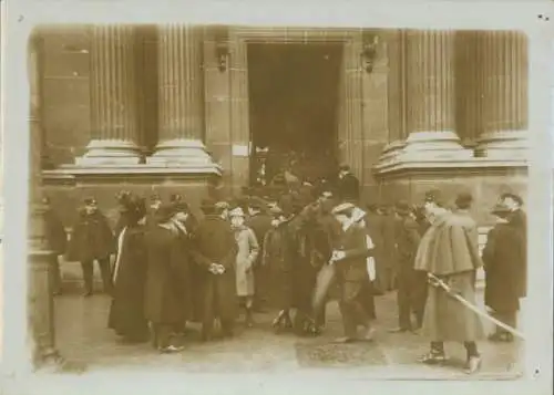 Foto Paris I., Besucher vor dem Louvre nach der Rückkehr der Mona Lisa 1913