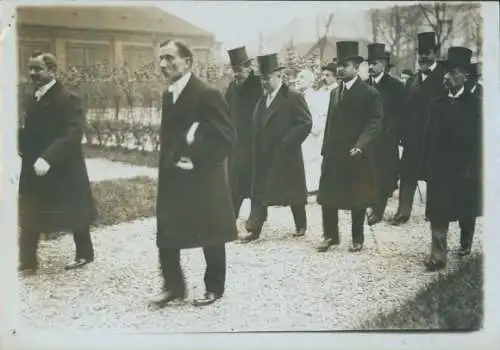 Foto Raymond Poincare besucht die Apotheke von Leon Bourgeois, 1913