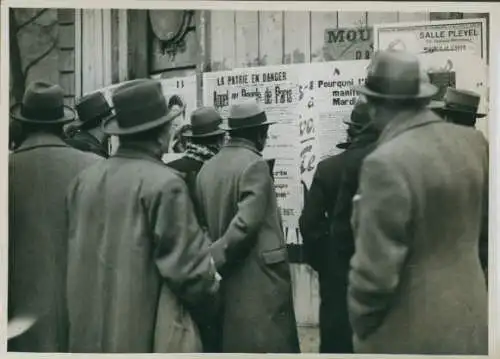 Foto Vor den Demonstrationen liest die Öffentlichkeit die Plakate