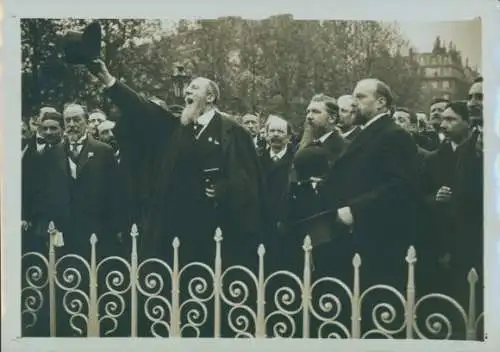 Foto Paris, Paul Deroulede a la Statue de Quand Meme aux Tuileries 1913
