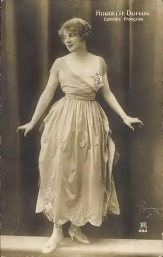 Foto Ak Französische Schauspielerin Huguette Duflos, Standportrait