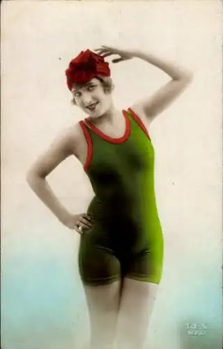 Ak Junge Frau in einem grünen Badeanzug, Bademode