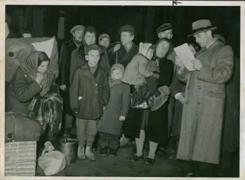 Foto Bremen, Aus Polen ausgewiesene Flüchtlinge auf dem Hauptbahnhof 1950