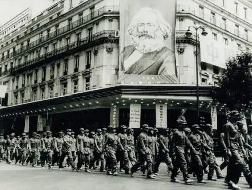 Foto Sonntag im Zukunftsjahre X, Die Chinesen in Paris, Filmszene, Karl Marx Plakat